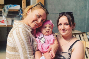 Η Χριστίνα Κατράκη στη δομή που διευθύνει μαζί με εσωτερικά εκτοπισμένους πρόσφυγες