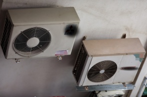 Κλιματιστικά κρεμασμένα σε τοίχο πολυκατοικίας