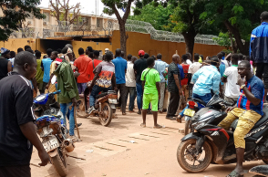 Διαδήλωση μπροστά από τη γαλλική πρεσβεία στη Μπουρκίνα Φάσο