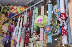 Λαμπάδες σε σταντ έξω από κατάστημα 