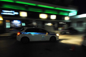 Περιπολικό της ΕΛ.ΑΣ. κατά τη διάρκεια της νύχτας σε δρόμο