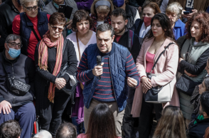 Ο Πρόεδρος του ΣΥΡΙΖΑ-Προοδευτική Συμμαχία Αλέξης Τσίπρας επισκέπτεται την Νέα Σμύρνη και συνομιλεί με πολίτες στην κεντρική πλατεία της πόλης