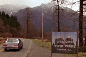 Σαν σήμερα 8 Απριλίου 1990: Το Twin Peaks του Ντέιβιντ Λιντς κάνει την πρεμιέρα του, μεταμορφώνοντας για πάντα το τηλεοπτικό τοπίο.