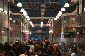 Guardian: «Επίθεση στον πολιτισμό» - Οι λάτρεις των κινηματογράφων της Αθήνας πολεμούν για τη διάσωση των Ιντεάλ και Άστορ.