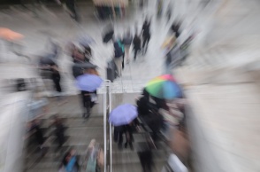 Πολίτες με ομπρέλα βγαίνουν από το μετρό Συντάγματος