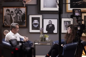 Ο Μάνος Βουλαρίνος σχολιάζει τις αντιδράσεις για τη συνέντευξη του Κυριάκου Μητσοτάκη στο podcast «Μπούκλα 99» και στη Νεφέλη Μεγκ.