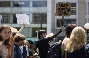 Χάπι άμβλωσης: Τι ακολουθεί μετά την απόφαση αναστολής της άδειας κυκλοφορίας του φαρμάκου - Απειλούνται τα δικαιώματα εκατομμυρίων γυναικών στις ΗΠΑ.