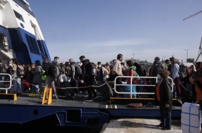 Εκδρομείς του Πάσχα πάνω στον καταπέλτη πλοίου στο λιμάνι του Πειραιά