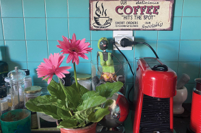 Η συγγραφέας Λένα Διβάνη κυκλοφορεί στην πόλη, φωτογραφίζει ό,τι της κάνει κλικ και γράφει μερικές σκέψεις