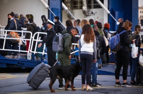 Πολίτες με βαλίτσες και κατοικίδιο στο λιμάνι του Πειραιά αναμένουν την επιβίβασή τους στο πλοίο