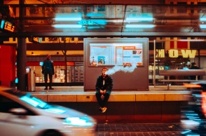 Βρετανία: Η κυβέρνηση θα ενθαρρύνει τους καπνιστές να περάσουν από τα τσιγάρα στο άτμισμα - Για πρώτη φορά στον κόσμο θα προσφερθούν κίνητρα για την αλλαγή.