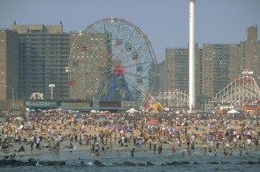 Brighton Beach: Η ιστορία και η εξέλιξη της γειτονιάς της Νέας Υόρκης στην οποία εγκατάσταθηκαν σοβιετικοί μετανάστες, η ρωσική κοινότητα και ο ρόλος της ρωσικής μαφίας.