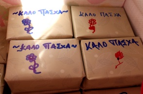 Δήμος Αθηναίων: Εορταστικά πακέτα τροφίμων σε ευάλωτες οικογένειες - Πασχαλινά δώρα στα παιδιά - «Γεύμα Αγάπης» με ζωντανή μουσική το Πάσχα στο Ρουφ.