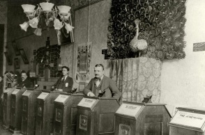 Σαν σήμερα 14 Απριλίου: Το 1894 ανοίγει η πρώτη στον κόσμο αίθουσα κινητοσκοπίου, ανοίγοντας τον δρόμο για την πολιτισμική επανάσταση του κινηματογράφου.