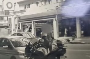 Βίντεο ντοκουμέντο από την επίθεση οδηγού σε δημοτικούς αστυνομικούς στη Θεσσαλονίκη