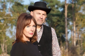 O Tim Vass, ιδρυτής των Razorcuts, μιλάει για το νέο σχήμα Silver Biplanes, το indie rock και τα 80s, πριν τη συναυλία τους στην Αθήνα, στο 1ο Athens Pop Fest and Convention.