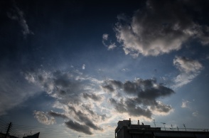 Σύννεφα κρύβουν τον ήλιο από τον αττικό ουρανό
