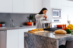 Μια γυναίκα μαγειρεύει. 