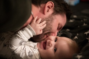 Άδεια 14 ημερών σε πατέρες παιδιών που γεννήθηκαν από τις 19 Ιουνίου 2021 και άλλες πέντε νέες ειδικές άδειες για εργαζόμενους γονείς και φροντιστές.