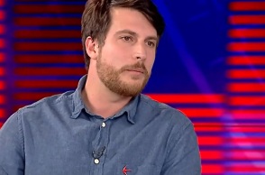 Έρικ Μιλτιάδης Έντμαν: «Υπάρχει πιθανότητα να κλείσουν οι τράπεζες από τις πολιτικές μας», λέει ο εκπρόσωπος Τύπου του ΜέΡΑ25.