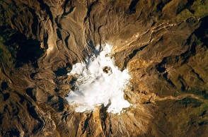 Κολομβία: Το ηφαίστειο Νεβάδο ντελ Ρουίς βρυχάται, ο κίνδυνος έκρηξης αυξάνεται - Ξεπερνά τους 700 βαθμούς Κελσίου η θερμοκρασία στο εσωτερικό του κρατήρα.