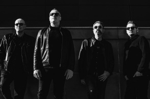 Λευκή Συμφωνία: Ο τραγουδιστής της ιστορικής αθηναϊκής μπάντας, Θοδωρής Δημητρίου, μιλάει για το νέο άλμπουμ «Άνθη της Σιωπής», τη μουσική και τη ζωή του.