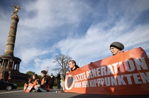 Γερμανία: Η οργάνωση για το κλίμα «Τελευταία Γενιά» έχει κλείσει 30 κεντρικές διασταυρώσεις στο Βερολίνο - Σε εξέλιξη μεγάλη επιχείρηση της αστυνομίας