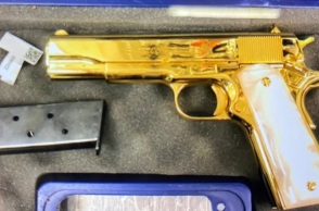 Αυστραλία: Συνελήφθη Αμερικανίδα στο Σίδνεϊ - Πέταξε από το Λος Άντζελες με χρυσό όπλο στις αποσκευές της - Δρακόντειοι οι νόμοι για την οπλοφορία στη χώρα.