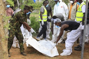 Νεκρά μέλη αίρεσης που νήστεψαν μέχρι θανάτου στην Κένυα - Οι αρχές μεταφέρουν σάκους με πτώματα