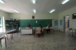 Σχολική τάξη χωρίς θρανία έχει εξοπλιστεί με κάλπες και ψηφοδέλτια στο πλαίσιο εκλογών