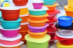 Tupperware: Η απόφαση του αμερικανικού ομίλου παραγωγής τάπερ να κλείσει το εργοστάσιο τη Θήβα και η ιστορία των δημοφιλών πλαστικών δοχείων φαγητού.