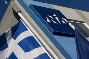 Σημαίες έξω από το κτίριο της Νέας Δημοκρατίας στην Πειραιώς