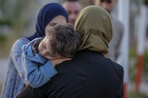 Σουδάν: Μητέρα κρατά στην αγκαλιά της το παιδί της 