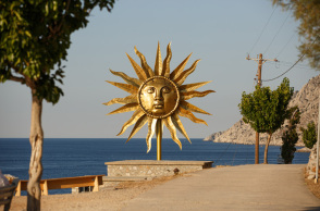 Το "Apollo Wind Spinner" του Τζεφ Κουνς στον χώρο του παλαιού σφαγείου στην Ύδρα