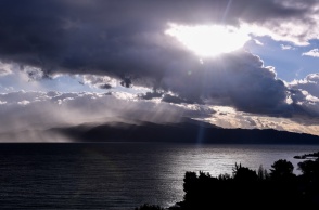 Σύννεφα πάνω από τον ουρανό και ακτίνες του ήλιου που ξεφεύγουν από τα σύννεφα