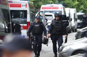 Αστυνομικές δυνάμεις σε δημοτικό σχολείο στο Βελιγράδι