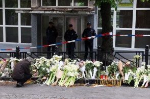 Λουλούδια και αρκουδάκια έξω από το δημοτικό σχολείο όπου καταγράφηκε το μακελειό με οκτώ νεκρούς μαθητές και έναν φύλακα σε δημοτικό σχολείο στο Βελιγράδι - 14 ετών ο ένοπλος