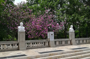 Προτομές Φιλικών στην πλατεία Φιλικής Εταιρείας.