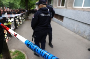 Οι αστυνομικές αρχές της Σερβίας έχουν αποκλείσει την περιοχή όπου έγινε επίθεση με όπλο