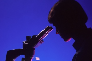 Επιστήμονας κοιτά στο μικροσκόπιο