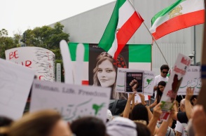 Ιράν: Δικαστική δίωξη κατά δύο ηθοποιών που δεν φορούσαν μαντήλα - Εντατικοποίηση του ισλαμικού ενδυματολογικού ελέγχου.