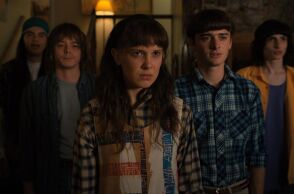 Καθυστερούν τα γυρίσματα της σειράς «Stranger Things» λόγω της απεργίας του Σωματείου Σεναριογράφων Αμερικής - Σε αναστολή πολλές παραγωγές. 