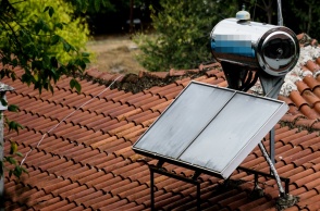 Θερμοσίφωνας στα κεραμίδια σπιτιού