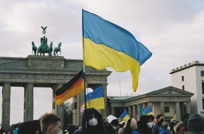Γερμανία: Δικαστήριο ακύρωσε την απαγόρευση χρήσης ουκρανικών σημαιών και συμβόλων στις εκδηλώσεις για την επέτειο του τέλους του Β' Παγκοσμίου Πολέμου.
