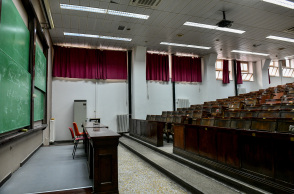 Άδεια έδρανα στο αμφιθέατρο Πανεπιστημίου