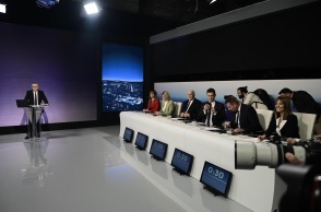 Debate και μιντιακός αναλφαβητισμός, σχέσεις στοργής