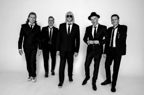 Συνέντευξη: Ο κιθαρίστας των Def Leppard, Phil Collen, μιλάει στην Athens Voice για το άλμπουμ «Drastic Symphonies» με τη Royal Philharmonic Orchestra, τη μουσική και τη ζωή του.
