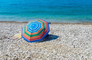 Η Επιστήμη Μπινάζη γράφει για τα πλεονεκτήματα που προσφέρει ο Μάιος για διακοπές στην Ελλάδα.