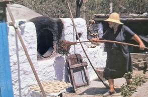 Ο Τζώρτζης Μακρυωνίτης, συριανός καθηγητής και μελετητής, με το βιβλίο του «O παραδοσιακός φούρνος στις Κυκλάδες και τα Δωδεκάνησα» μας ξεναγεί στην αιγαιοπελαγίτικη παράδοση. 