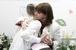 Κατερίνα Σακελλαροπούλου: Παρέστη σε εκδήλωση στην Ογκολογική Μονάδα Παίδων «Μαριάννα Β. Βαρδινογιάννη - Ελπίδα» με την ευκαιρία της Γιορτής της Μητέρας.